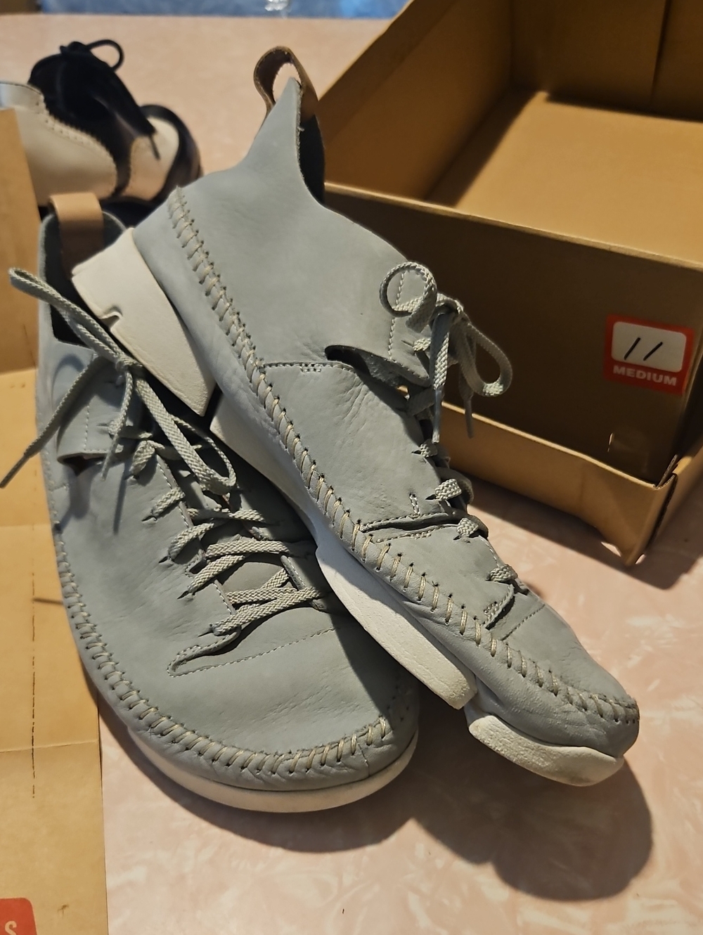 CLARKS ORIGINAL UNISEX Casual Lace-Up Shoe in Pale Green Fits Like Womens 12